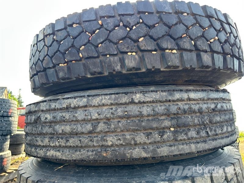  Quantity of (4) 11R24.5 Tires Gume, kolesa in platišča