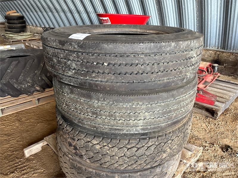  Quantity of (4) 11R24.5 Tires Gume, točkovi i felne