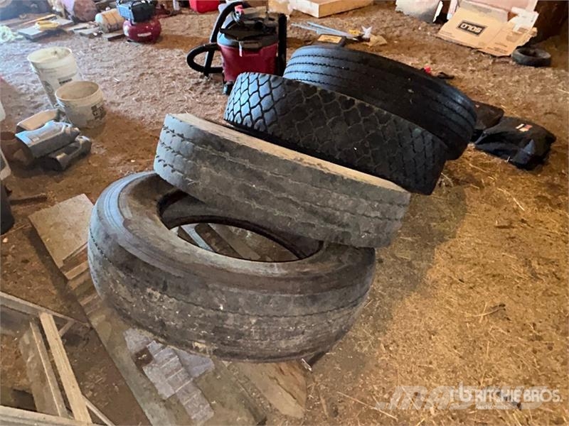 Quantity of (4) 11R24.5 Tires Gume, kolesa in platišča