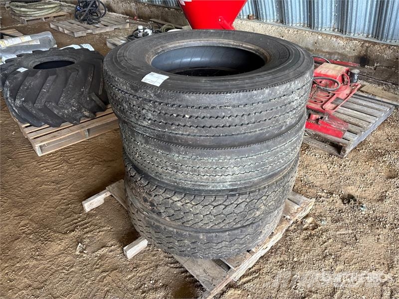  Quantity of (4) 11R24.5 Tires Gume, točkovi i felne