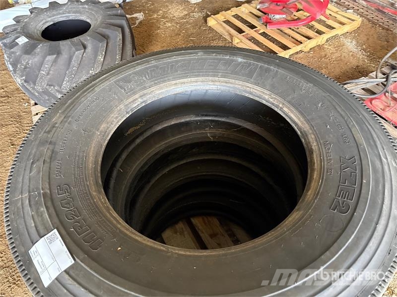  Quantity of (4) 11R24.5 Tires Gume, točkovi i felne