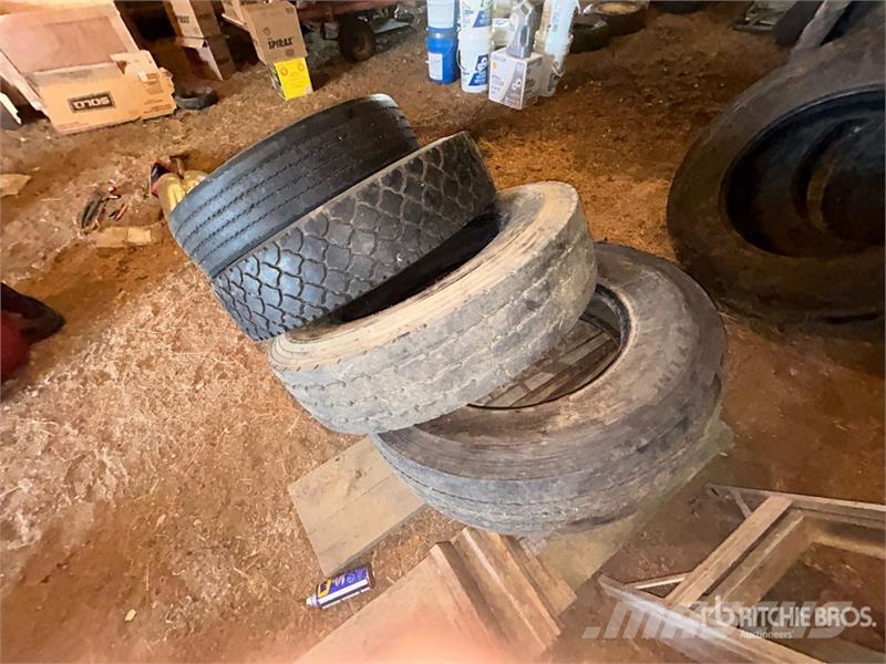 Quantity of (4) 11R24.5 Tires Gume, kolesa in platišča
