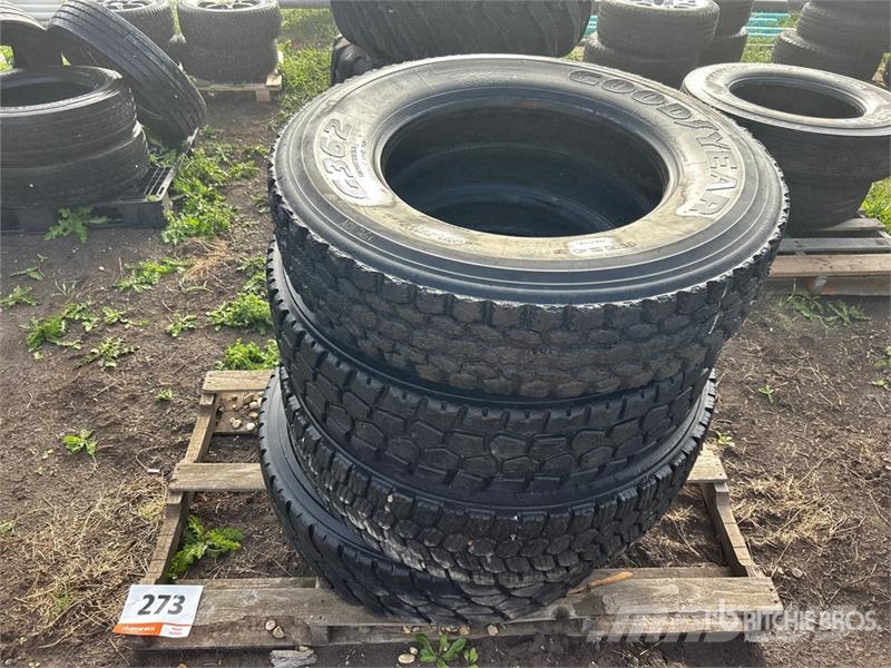 Quantity of (4) 11R24.5 Tires Dekk, hjul og felger