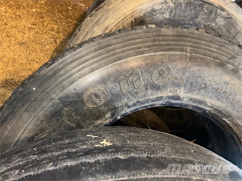 Quantity of (4) 11R24.5 Tires Gume, kolesa in platišča