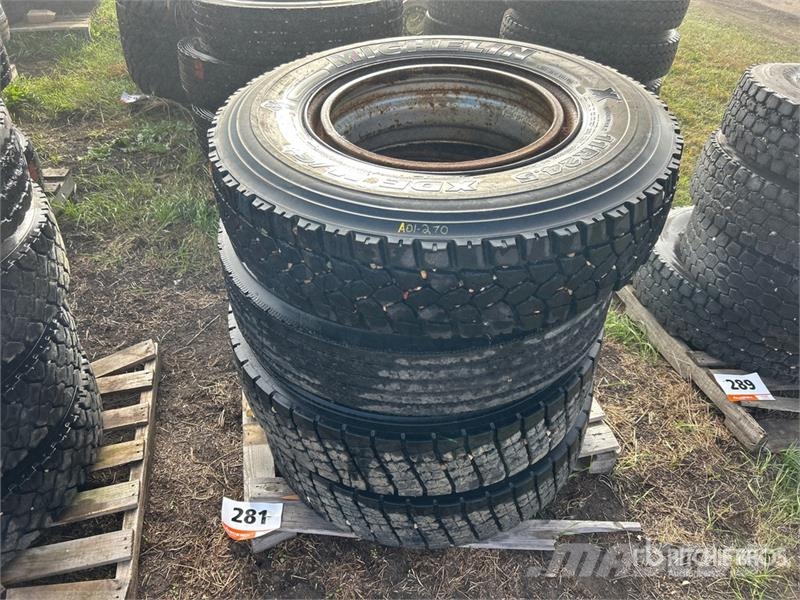 Quantity of (4) 11R24.5 Tires Dekk, hjul og felger