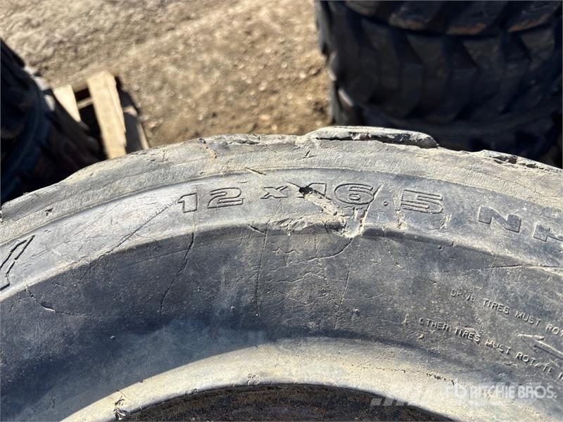 Quantity of (4) 12-16.5 Tires Gume, točkovi i felne