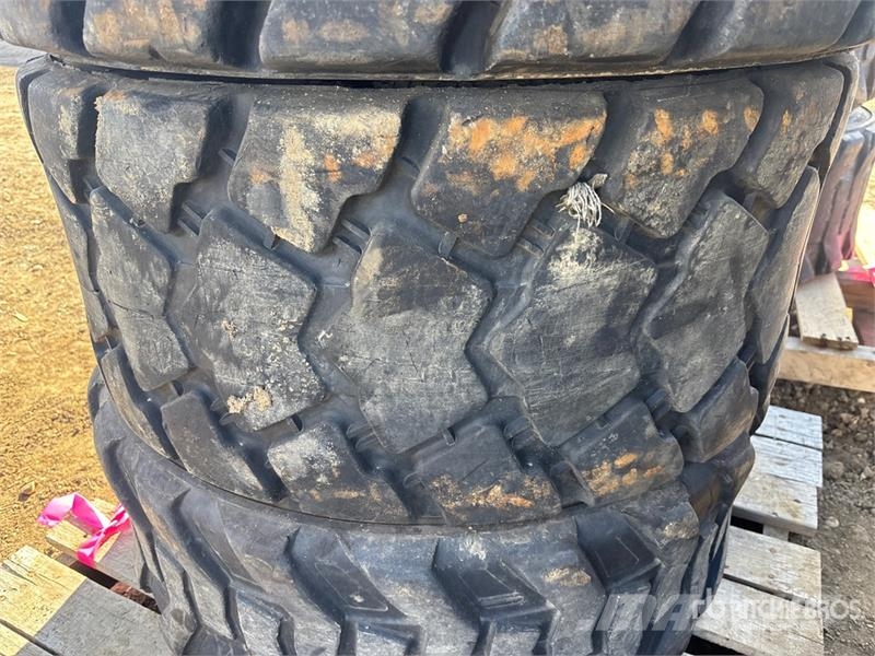 Quantity of (4) 12-16.5 Tires Gume, točkovi i felne