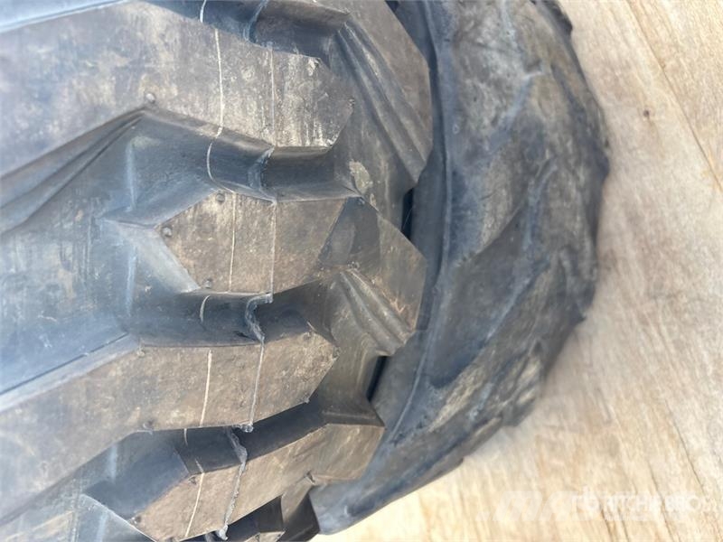 Quantity of (4) 12-16.5 Tires الإطارات والعجلات والحافات