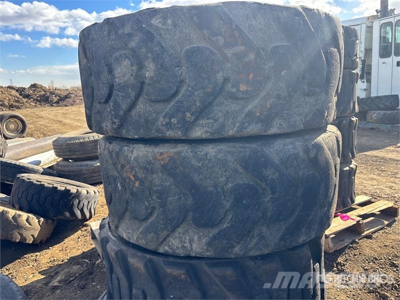 Quantity of (4) 12-16.5 Tires Gume, točkovi i felne