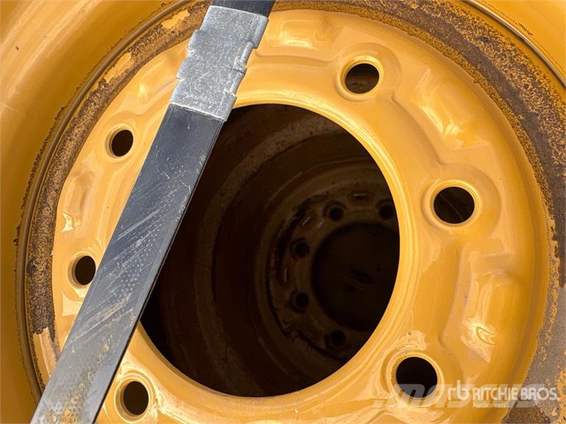 Quantity of (4) 12-16.5 Tires الإطارات والعجلات والحافات