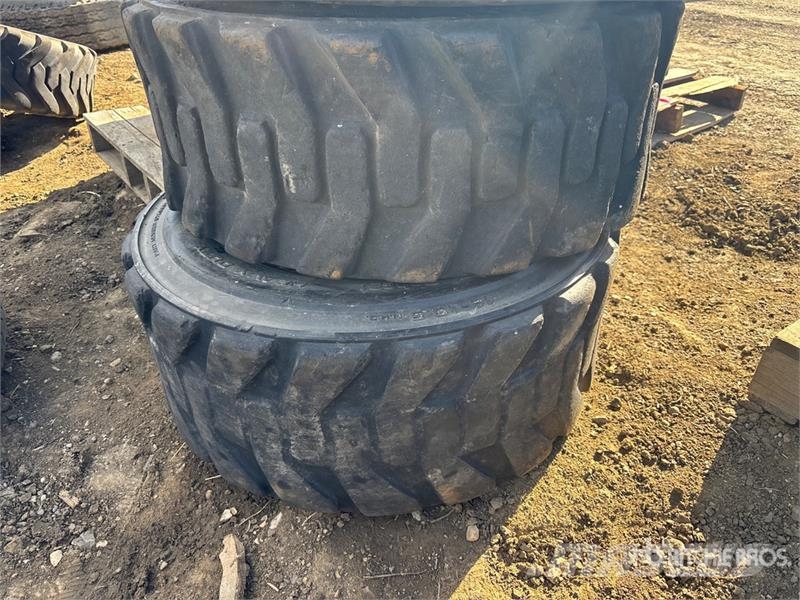 Quantity of (4) 12-16.5 Tires Gume, točkovi i felne