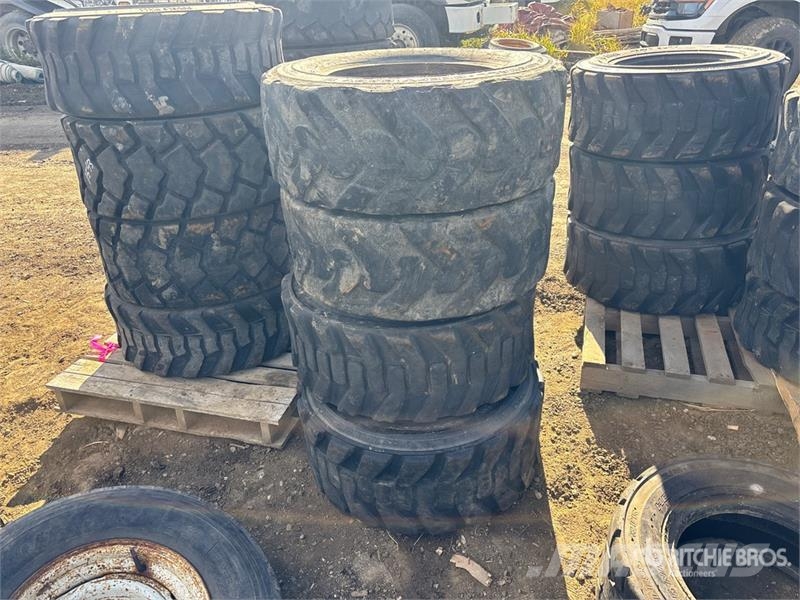 Quantity of (4) 12-16.5 Tires Gume, točkovi i felne