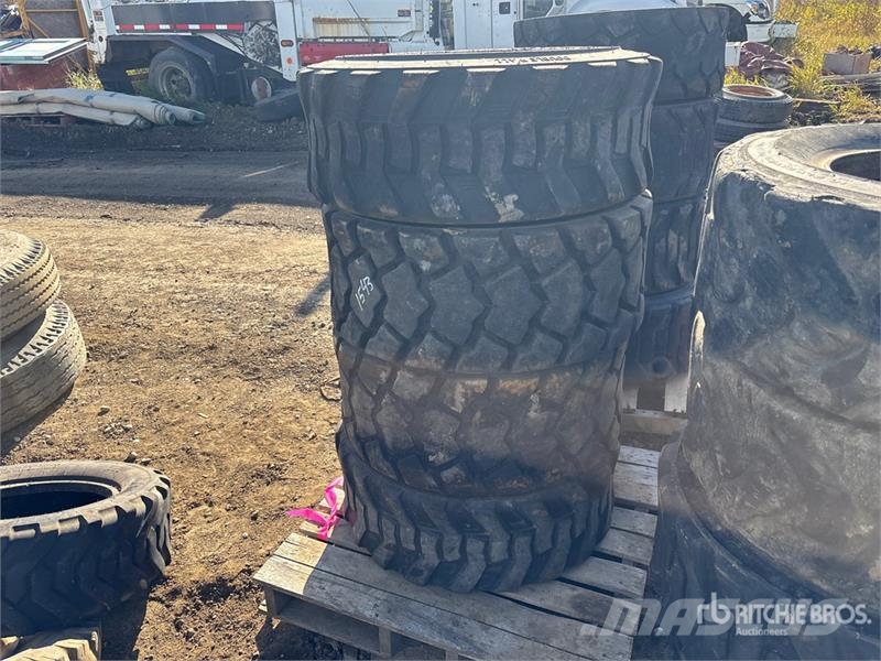Quantity of (4) 12-16.5 Tires Gume, točkovi i felne