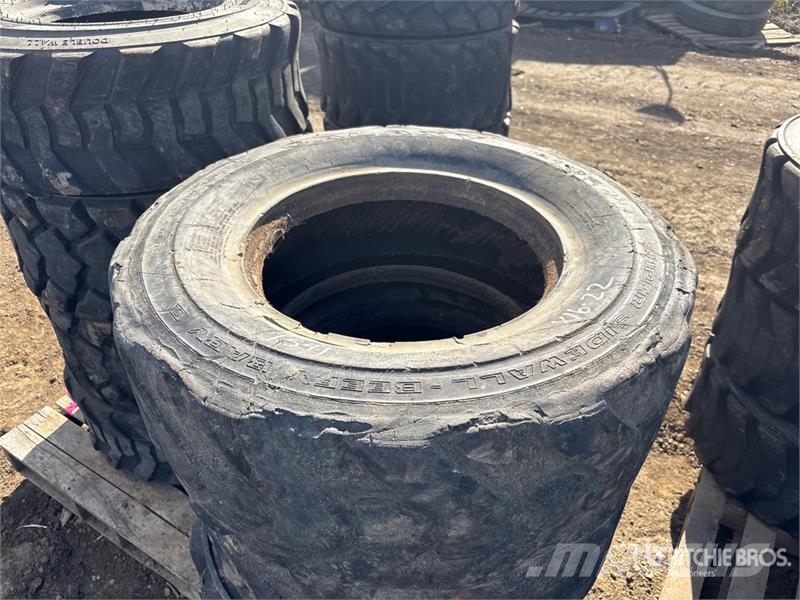 Quantity of (4) 12-16.5 Tires Gume, točkovi i felne