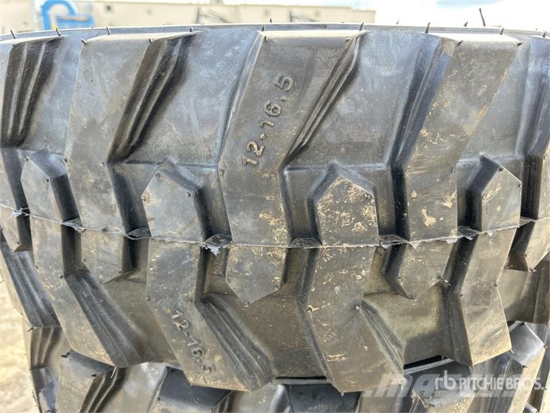 Quantity of (4) 12-16.5 Skid Steer Tires (Unused) Gume, kolesa in platišča