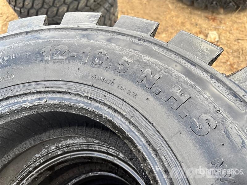 Quantity of (4) 12-16.5 Skid Steer Tires (Unused) Gume, točkovi i felne