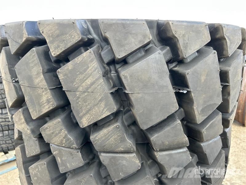 Quantity of (4) 12-16.5 Skid Steer Tires (Unused) Gume, kolesa in platišča