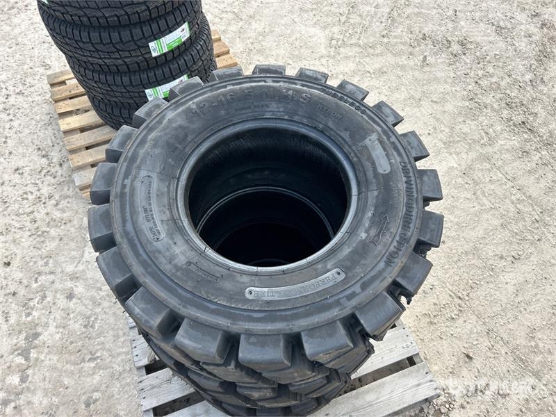 Quantity of (4) 12-16.5 Skid Steer Tires (Unused) Gume, kolesa in platišča