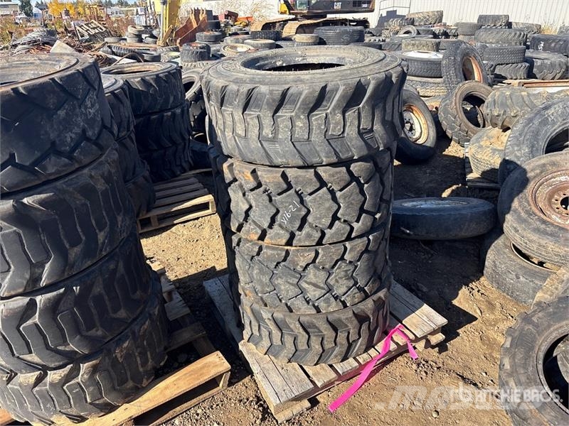 Quantity of (4) 12-16.5 Tires Gume, točkovi i felne