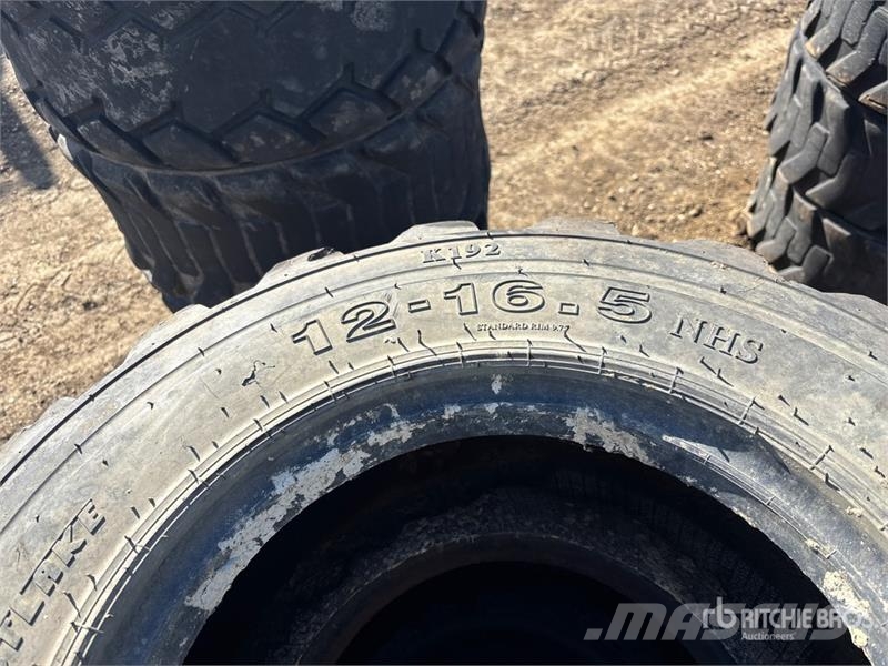 Quantity of (4) 12-16.5 Tires Gume, točkovi i felne