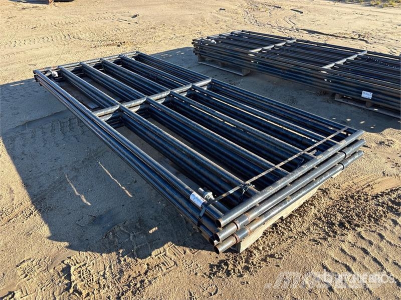 Quantity of (4) 12 ft x 5 ft Steel Livestock Gate Autres matériels d'élevage