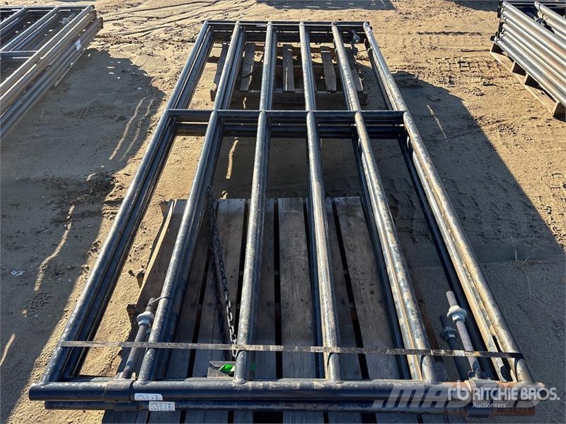 Quantity of (4) 12 ft x 5 ft Steel Livestock Gate Autres matériels d'élevage
