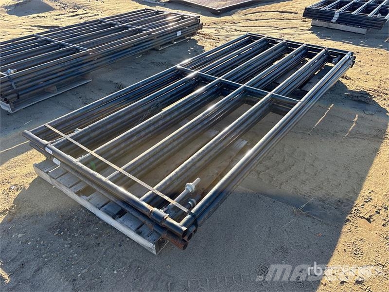 Quantity of (4) 12 ft x 5 ft Steel Livestock Gate Autres matériels d'élevage