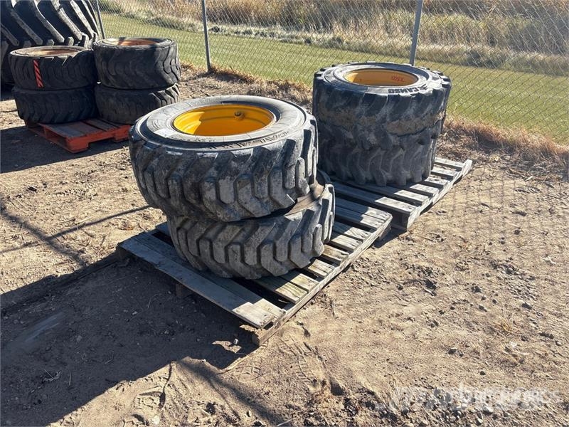 Quantity of (4) 14-17.5 Tires Gume, točkovi i felne