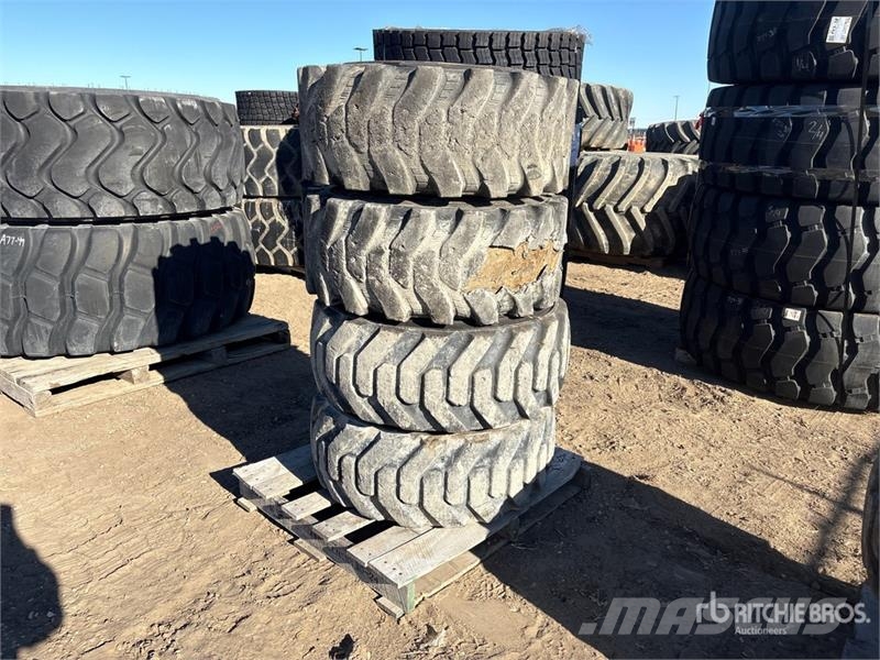 Quantity of (4) 14-17.5 Tires Gume, točkovi i felne
