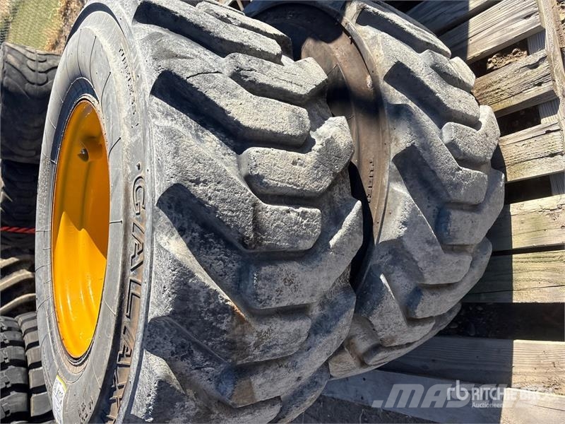Quantity of (4) 14-17.5 Tires Gume, točkovi i felne