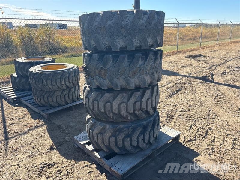 Quantity of (4) 14-17.5 Tires Gume, točkovi i felne