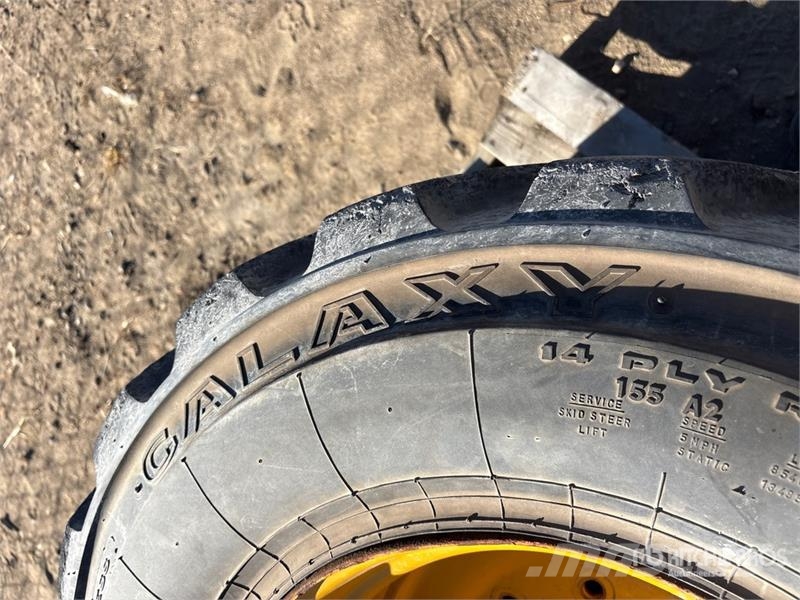 Quantity of (4) 14-17.5 Tires Gume, točkovi i felne