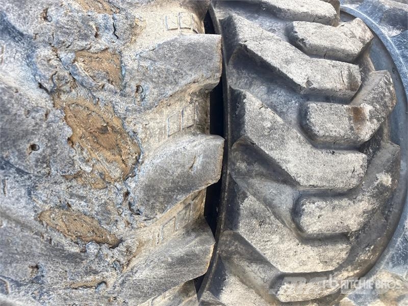 Quantity of (4) 14-17.5 Tires Gume, točkovi i felne