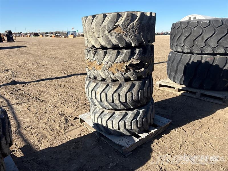 Quantity of (4) 14-17.5 Tires Gume, točkovi i felne