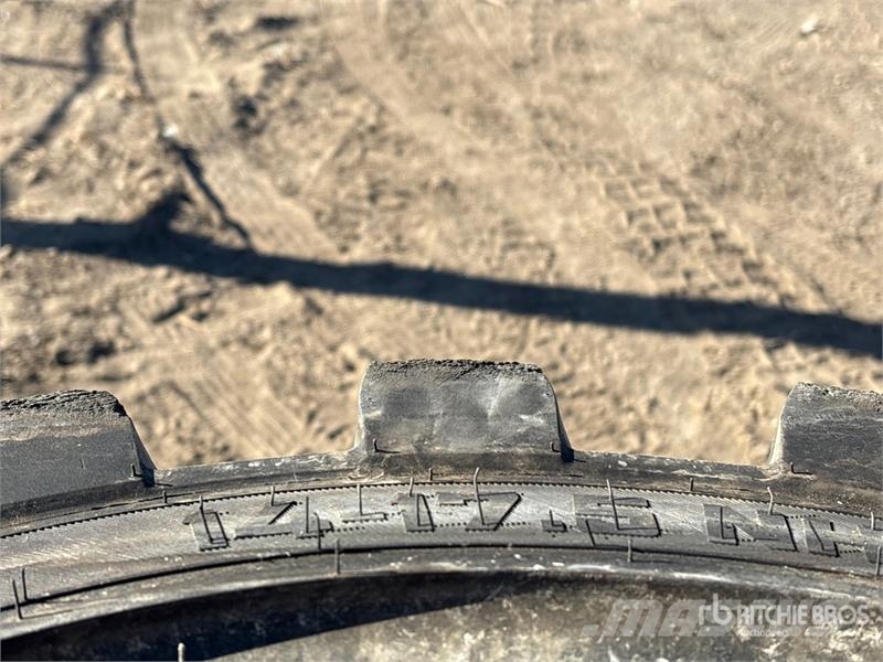 Quantity of (4) 14-17.5 Tires Gume, točkovi i felne