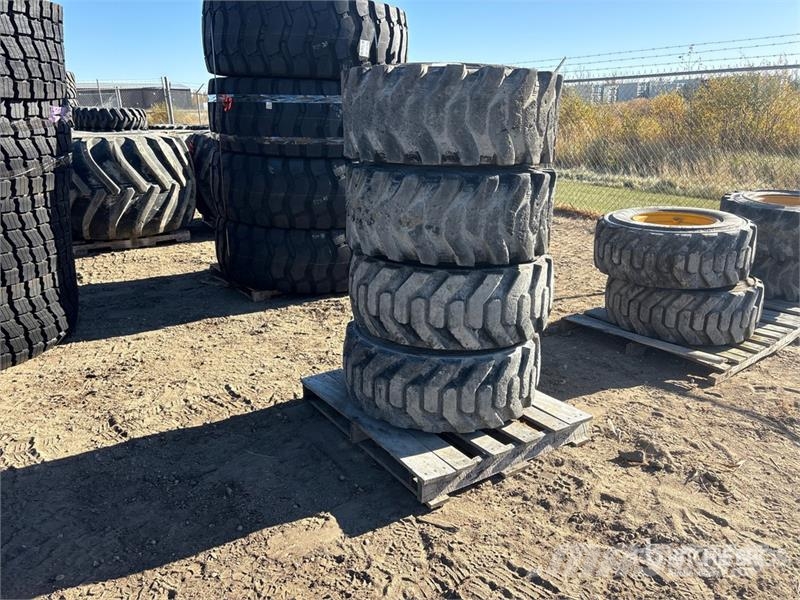 Quantity of (4) 14-17.5 Tires Gume, točkovi i felne