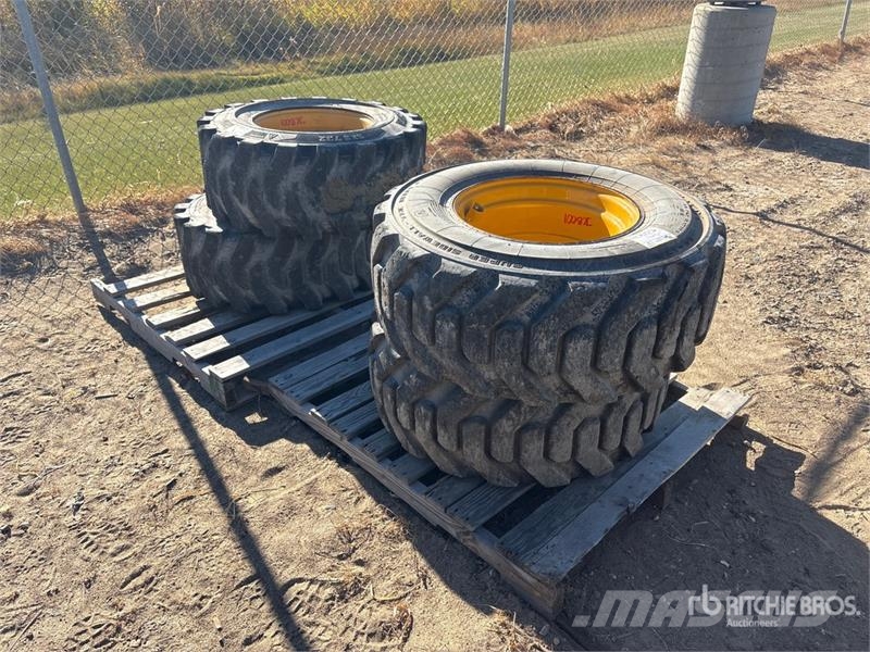 Quantity of (4) 14-17.5 Tires Gume, točkovi i felne