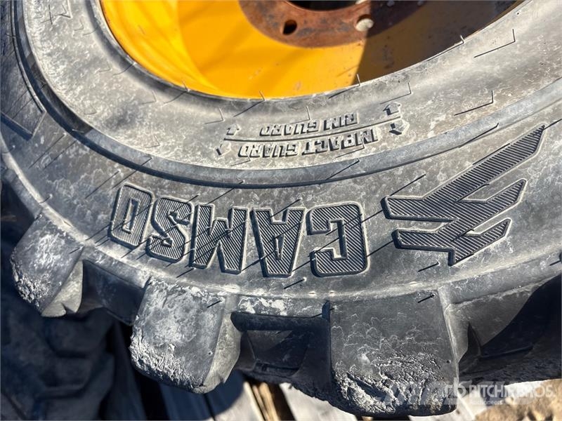 Quantity of (4) 14-17.5 Tires Gume, točkovi i felne