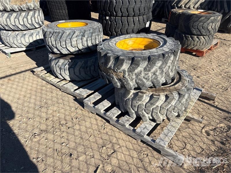 Quantity of (4) 14-17.5 Tires Gume, točkovi i felne