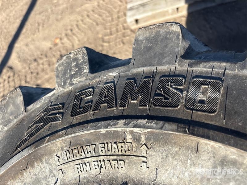 Quantity of (4) 14-17.5 Tires Gume, točkovi i felne