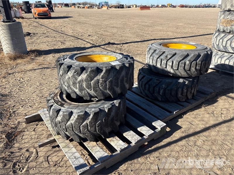 Quantity of (4) 14-17.5 Tires Gume, točkovi i felne