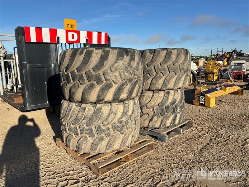 Quantity of (4) 150/45R22.5 Tires Gumiabroncsok, kerekek és felnik