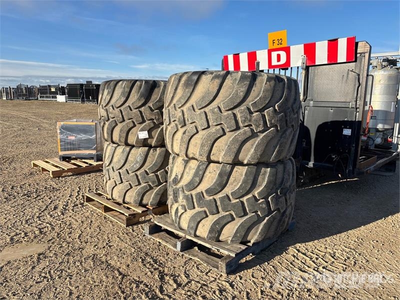 Quantity of (4) 150/45R22.5 Tires Gumiabroncsok, kerekek és felnik