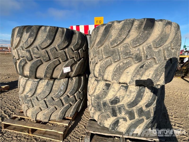 Quantity of (4) 150/45R22.5 Tires Gumiabroncsok, kerekek és felnik