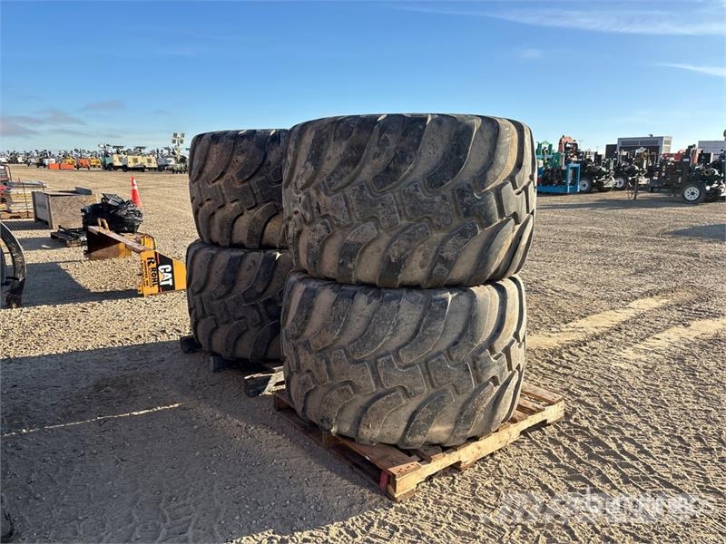 Quantity of (4) 150/45R22.5 Tires Gumiabroncsok, kerekek és felnik