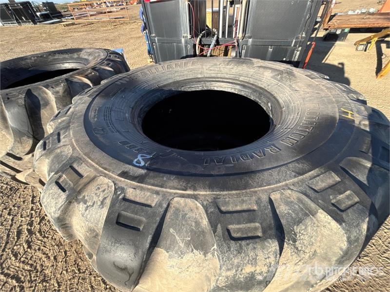 Quantity of (4) 150/45R22.5 Tires Gumiabroncsok, kerekek és felnik
