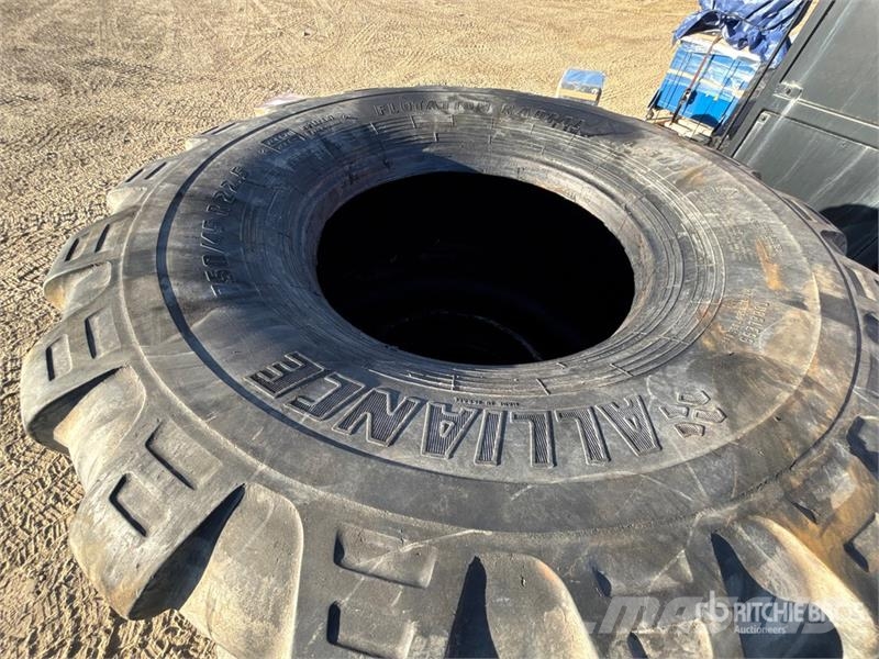 Quantity of (4) 150/45R22.5 Tires Gumiabroncsok, kerekek és felnik