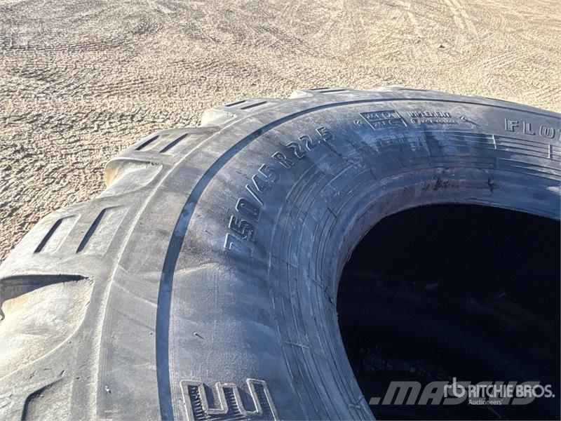 Quantity of (4) 150/45R22.5 Tires Gumiabroncsok, kerekek és felnik