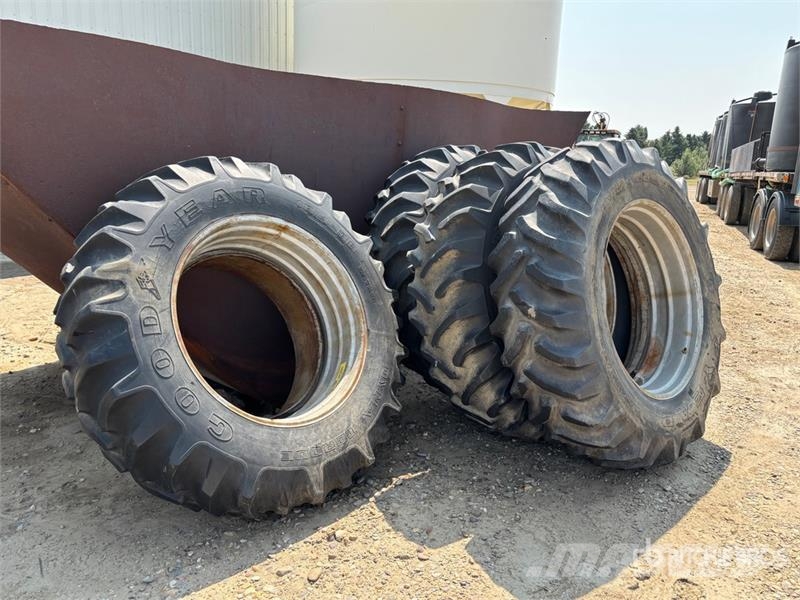 Quantity of (4) 18.4 - 38 Tires Opony, koła i felgi