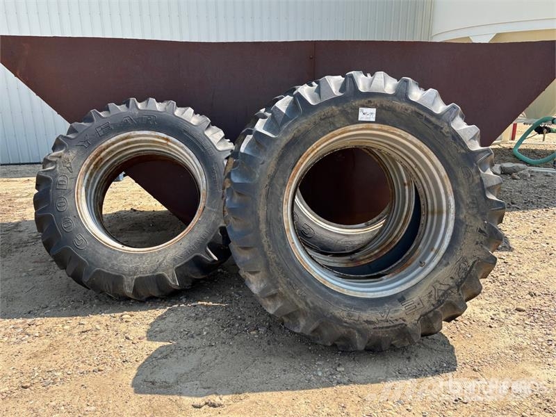 Quantity of (4) 18.4 - 38 Tires Opony, koła i felgi